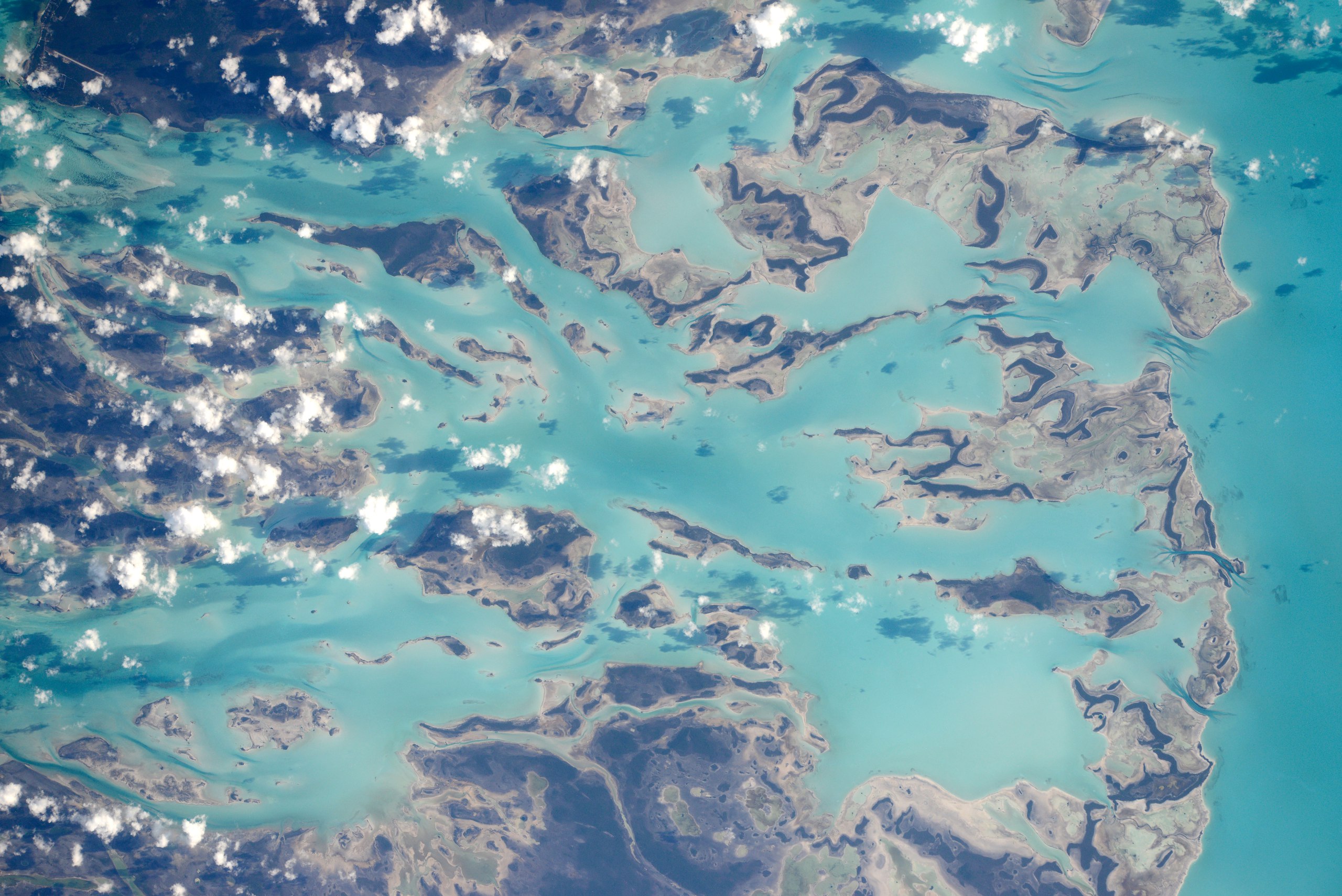 Невероятные краски. Карибское море из космоса. Карибские острова из космоса. Море с островом с космоса. Красное море из космоса.