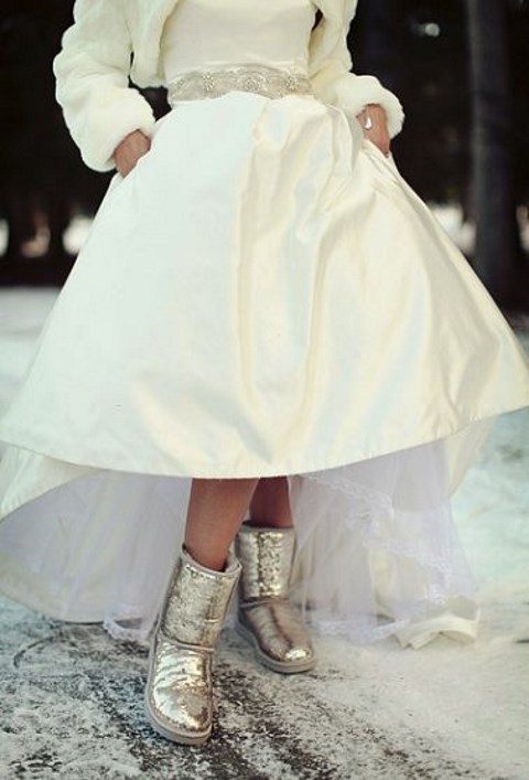 Короткое свадебное платье с сапогами